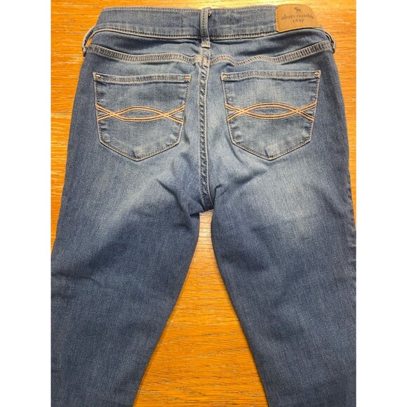 Abercrombie Kids 9/10 Distressed Blue Jean Leggings With Back Pocket Embroidery - Picture 3 of 4